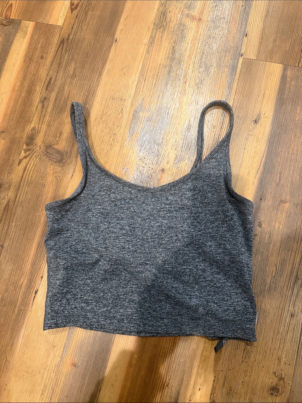 Vuori size large cropped tank. Does not come with removable pads